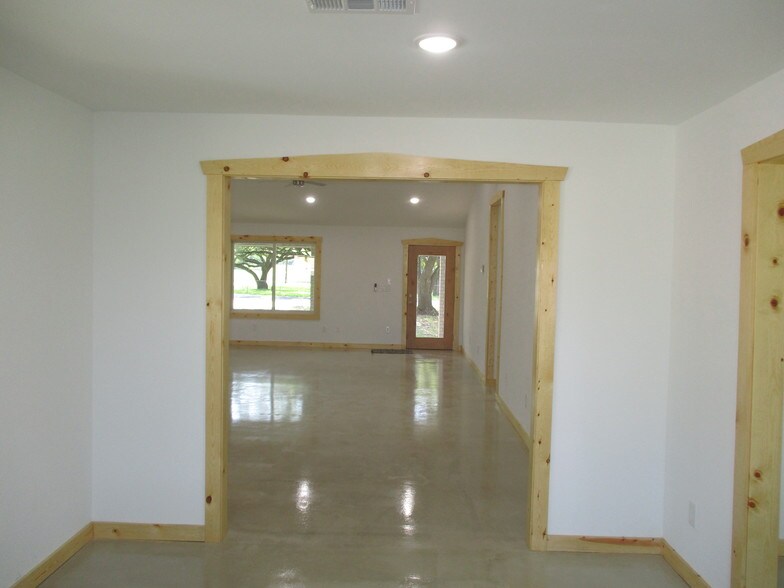 More Photos Of 12724 Lowden Ln, Manchaca Office Residential For Lease