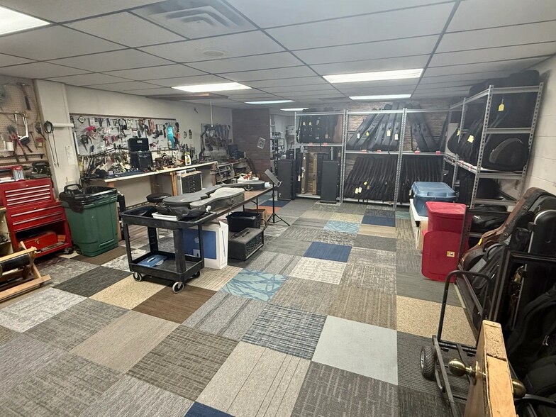 More Photos Of 1109 W Kickapoo Spur St, Shawnee General Retail For Sale