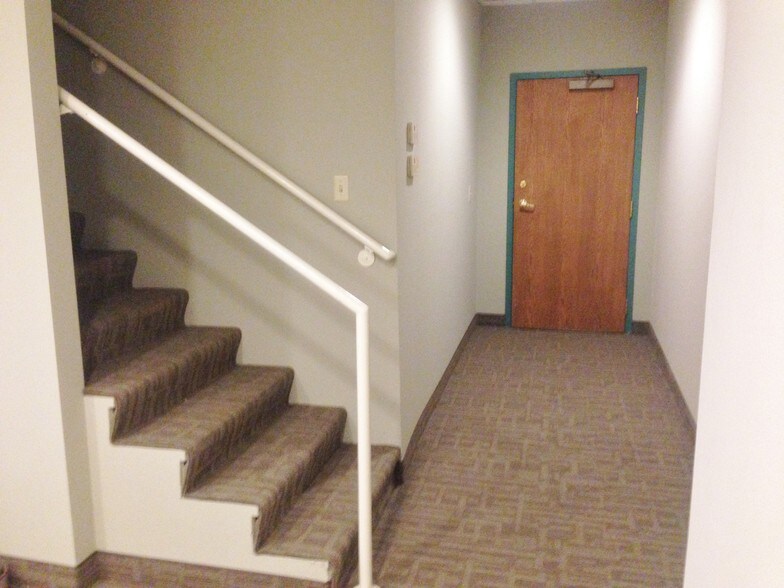 More Photos Of 2324 University Ave W, Saint Paul Loft Creative Space For Lease