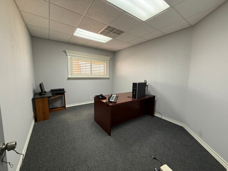 More Photos Of 409 NW Mustang Dr, Andrews Warehouse For Lease