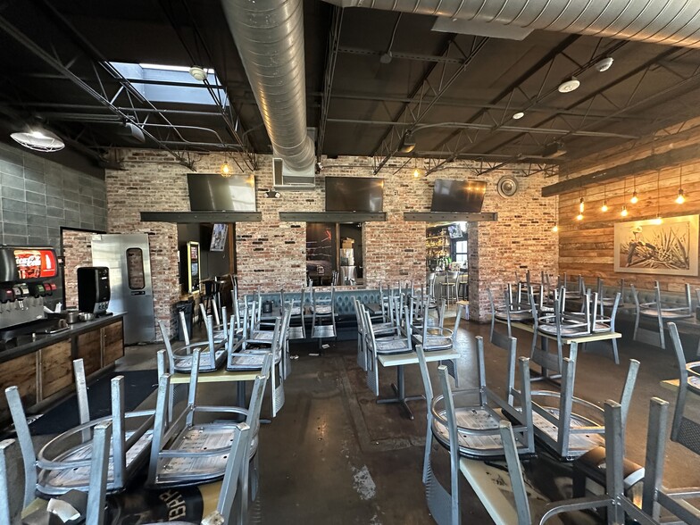 More Photos Of 506 E Division St, Arlington Restaurant For Lease