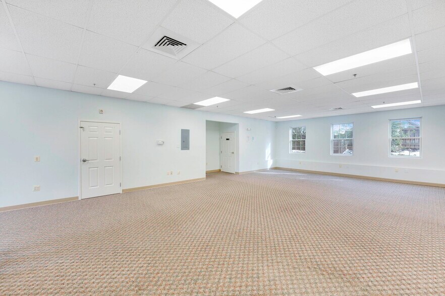 More Photos Of 6134-6138 Redwood Square Ctr, Centreville Medical For Lease