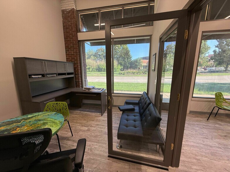 More Photos Of 2101 W Chesterfield Blvd, Springfield Office For Sale