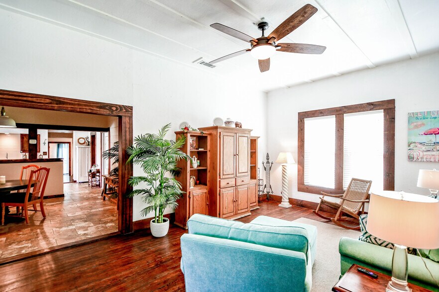 More Photos Of 512 N Travis St, Granbury Hospitality For Sale