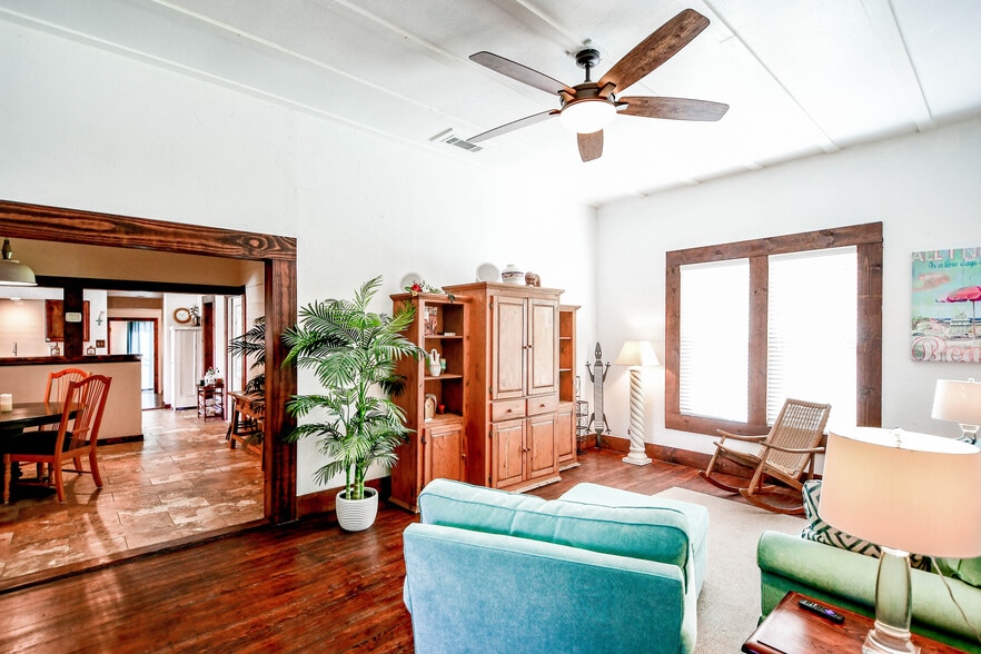 More Photos Of 512 N Travis St, Granbury Hospitality For Sale