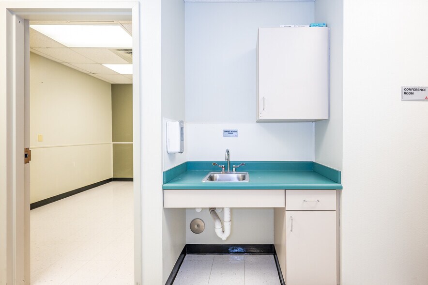 More Photos Of 1105 Avenue H, Bay City Medical For Sale