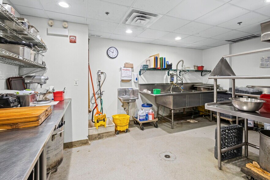 More Photos Of 2500 W Chicago Ave, Chicago Storefront For Lease