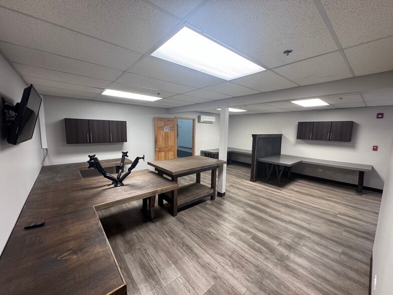 More Photos Of 378 Sundown Rd, South Elgin Warehouse For Lease