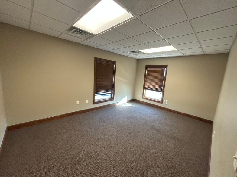 More Photos Of 1607 Tullamore Ave, Bloomington Office For Lease