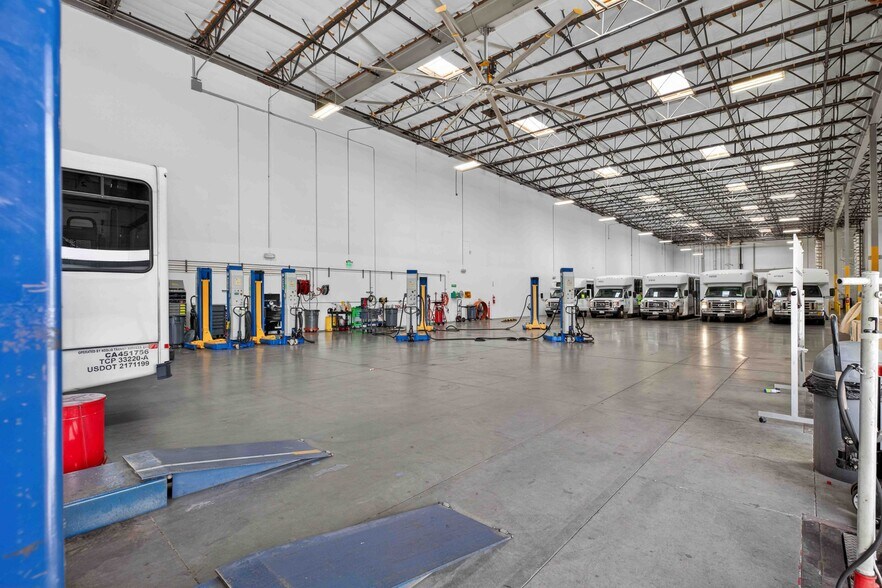 More Photos Of 9031 N Lurline Ave, Chatsworth Distribution For Lease
