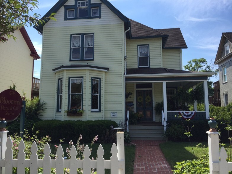 Primary Photo Of 643 Allegheny Ave, Oakmont Freestanding For Lease