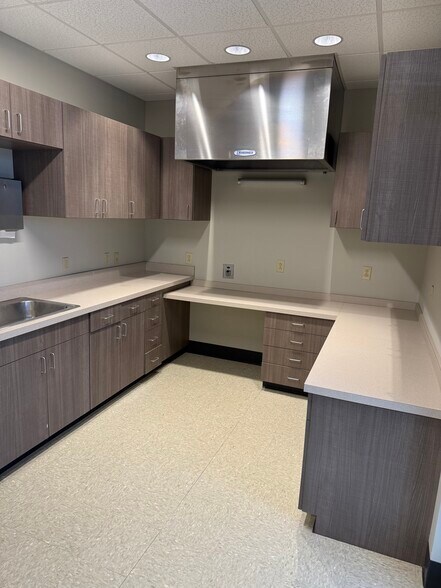 More Photos Of 209 E Emory Rd, Powell Medical For Lease