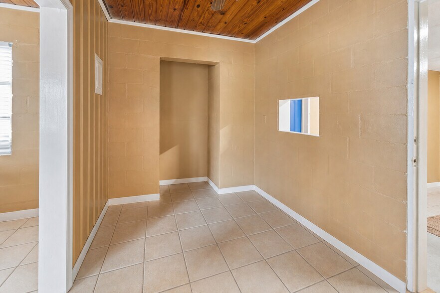 More Photos Of 1320 N Temple Ave, Starke Office For Sale