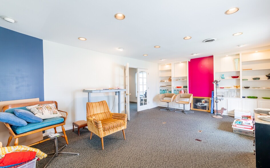 More Photos Of 8101 Warwick Ave, Louisville Office For Sale