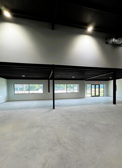 More Photos Of 32611 Tamina Rd, Magnolia Showroom For Sale