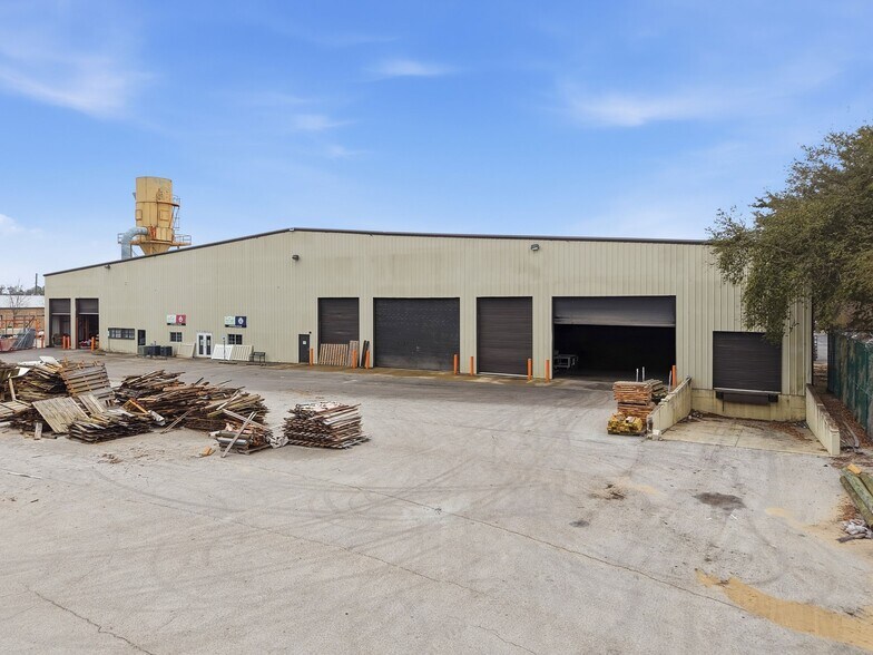 More Photos Of 263-271 Southridge Industrial Dr, Tavares Warehouse For Lease