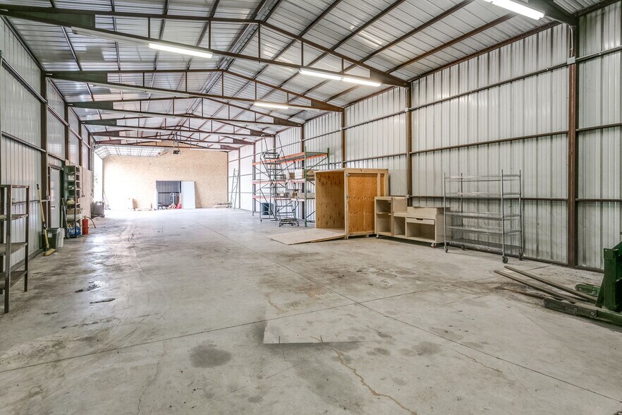 More Photos Of 3212 E Walnut St, Tecumseh Flex For Sale