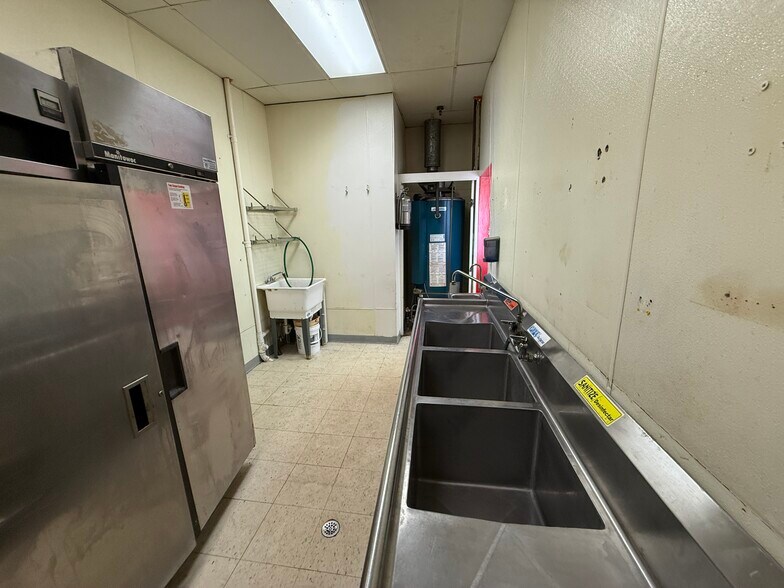 More Photos Of 31779-31799 Middlebelt Rd, Farmington Hills Restaurant For Lease