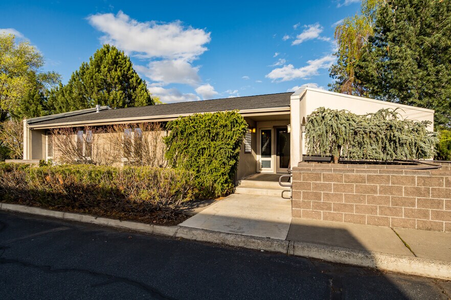 More Photos Of 336 NE Norton Ave, Bend Office For Sale