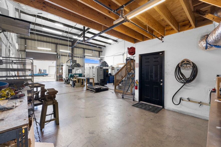 More Photos Of 12165 Metro Pky, Fort Myers Light Manufacturing For Lease
