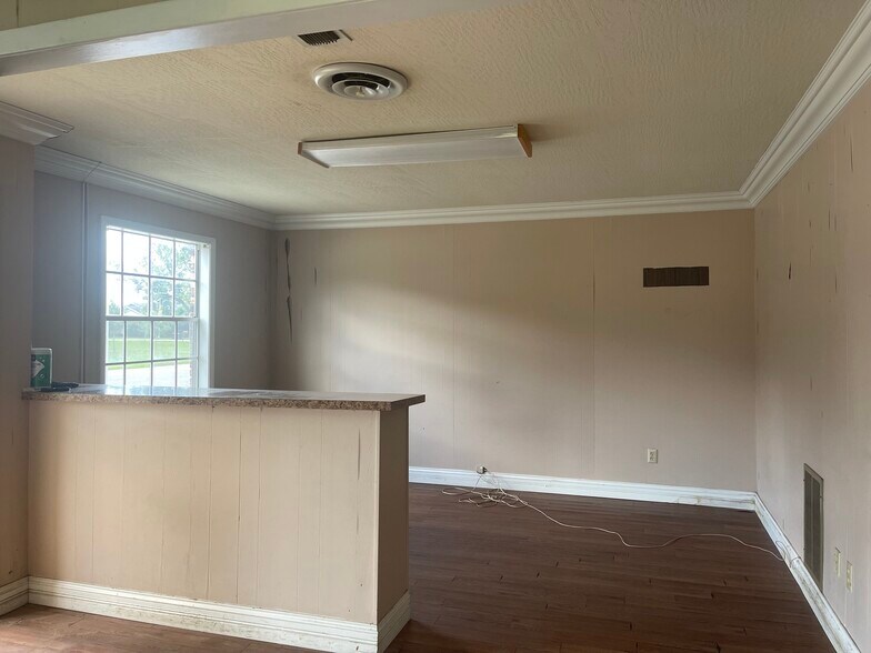 More Photos Of 108 Allen St, Purvis Office For Sale