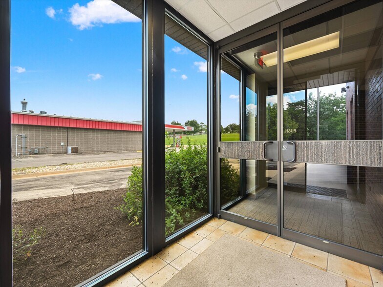 More Photos Of 1805 John F Kennedy Rd, Dubuque Freestanding For Sale