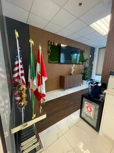 More Photos Of 7075 Kingspointe Pky, Orlando Showroom For Sale