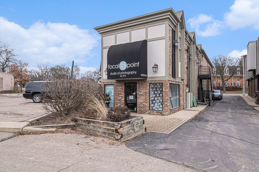 More Photos Of 33431 Grand River Ave, Farmington General Retail For Sale