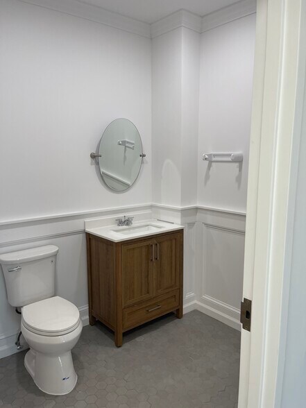 More Photos Of 160 Howells Rd, Bay Shore Medical For Lease