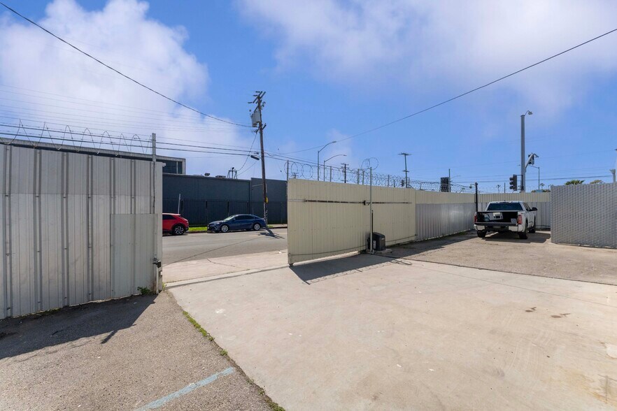 More Photos Of 15626 S Main St, Gardena Warehouse For Sale