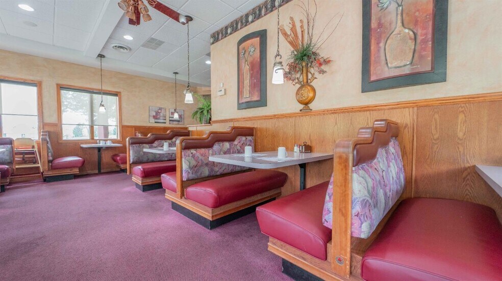 More Photos Of 475 Sand Creek Dr, Chesterton Restaurant For Sale