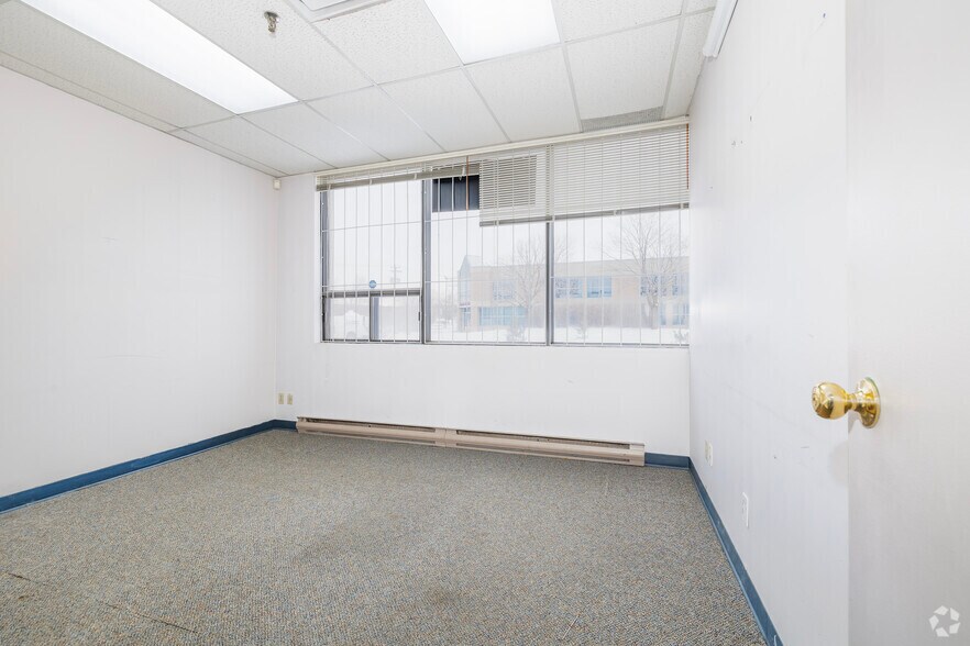 More Photos Of 500-548 Av Meloche, Dorval Warehouse For Lease