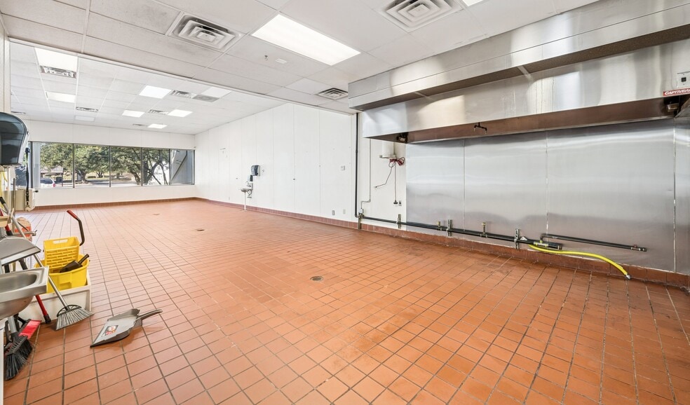 More Photos Of 15026-15080 Beltway Dr, Addison Light Manufacturing For Lease