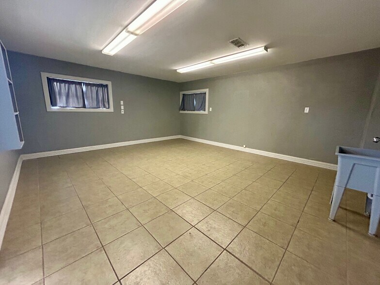 More Photos Of 1902 W Florida Ave, Midland Warehouse For Lease