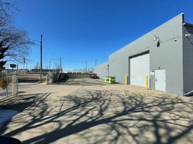 More Photos Of 21520 Groesbeck Hwy, Warren Warehouse For Sale