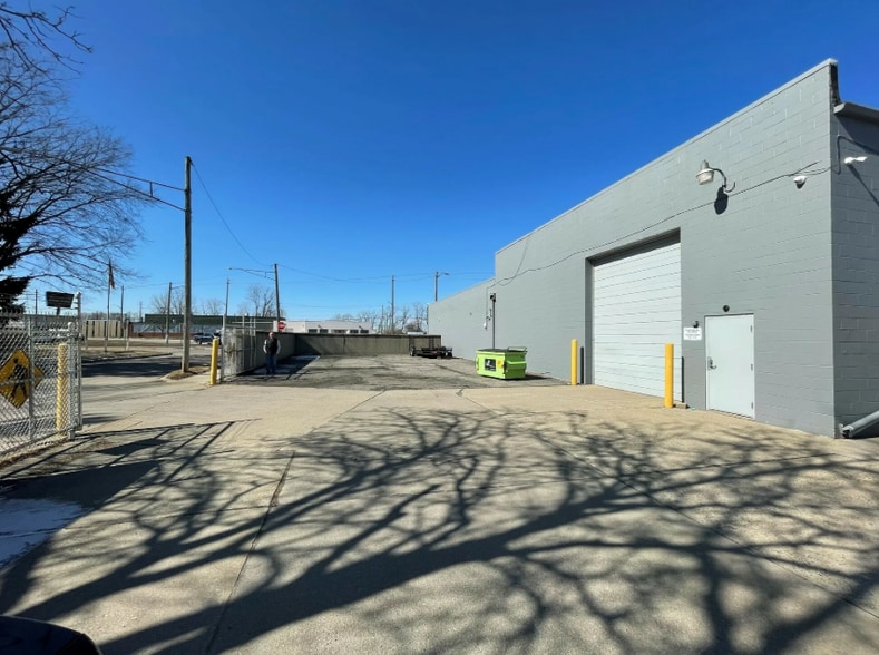 More Photos Of 21520 Groesbeck Hwy, Warren Warehouse For Sale