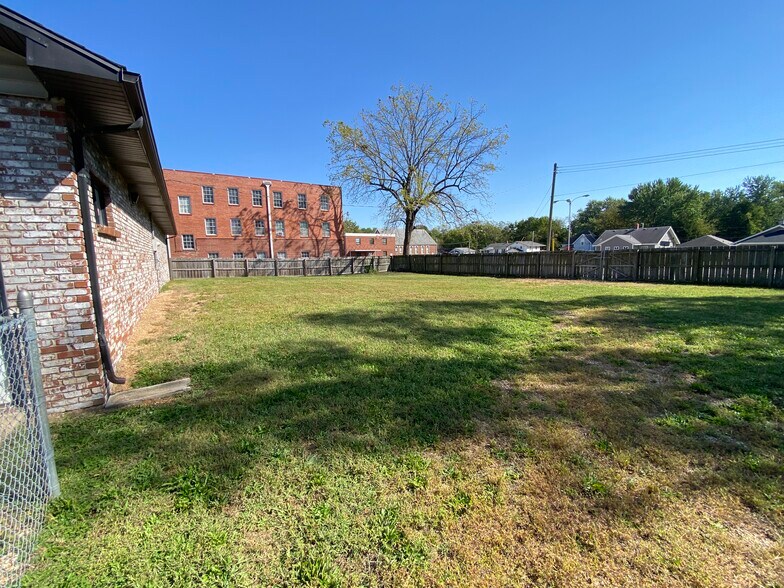 More Photos Of 2228 W College St, Springfield Veterinarian Kennel For Sale