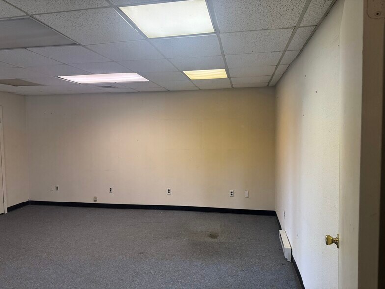 More Photos Of 261 Suburban Ave, Deer Park Warehouse For Lease