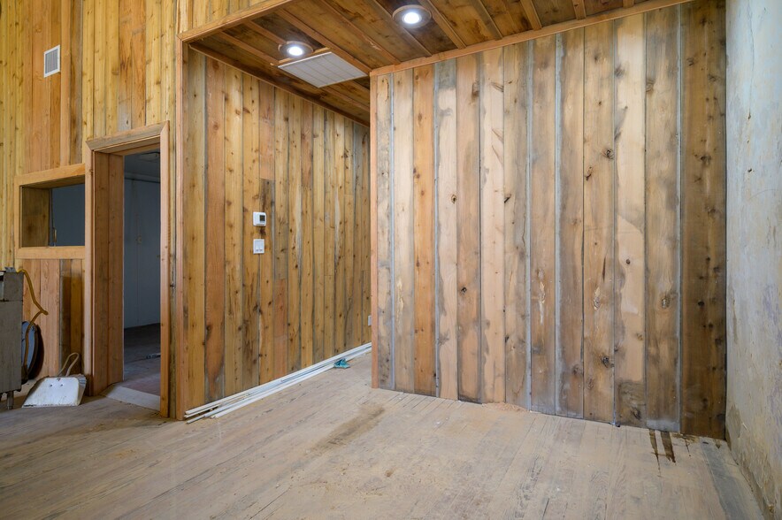 More Photos Of 120 W Main St, Denison Storefront Retail Office For Lease