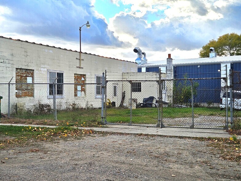 More Photos Of 205 N Wood St, Chesaning Industrial For Sale