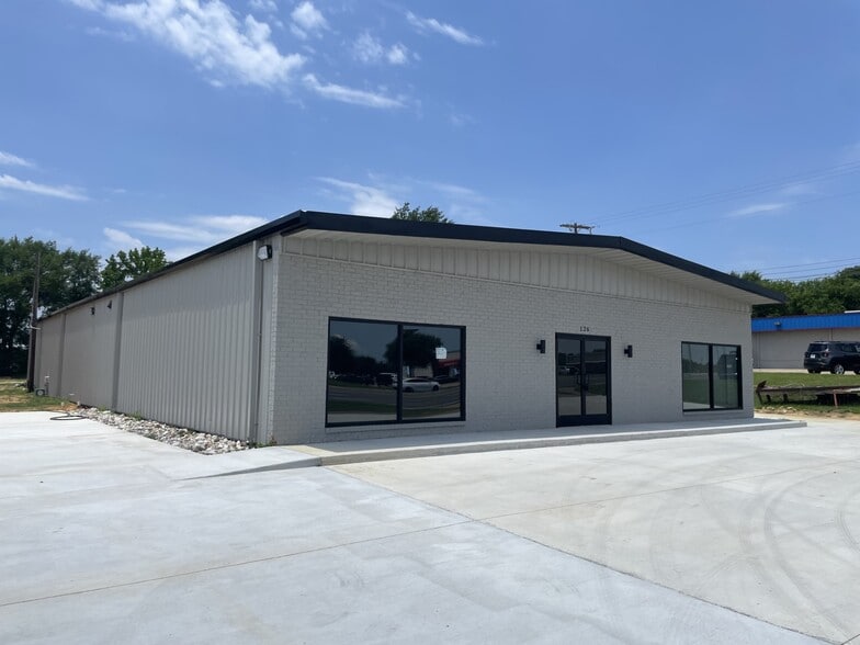 Primary Photo Of 126 N Northwest Loop 323, Tyler Freestanding For Lease