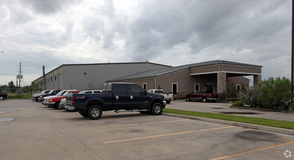 More Photos Of 19300 Oil Center Blvd, Houston Warehouse For Lease