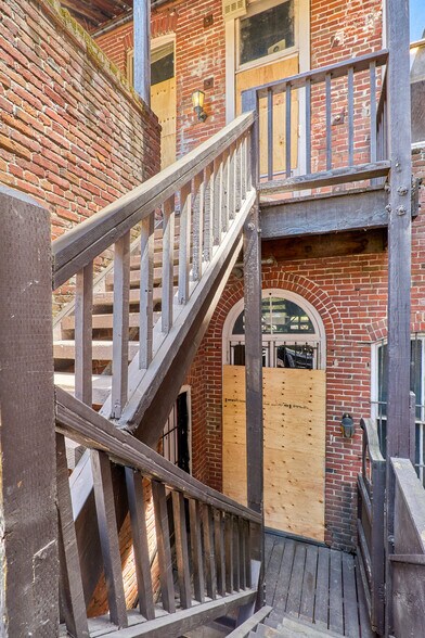 More Photos Of 910 2nd St, Sacramento Bar For Sale