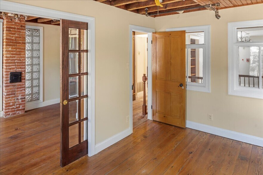 More Photos Of 159 N Sycamore St, Newtown Office For Lease