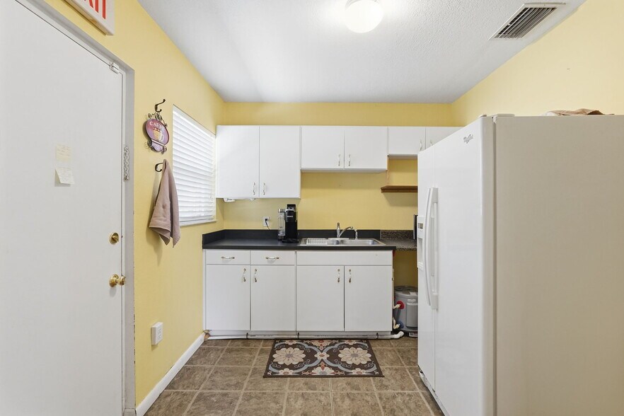 More Photos Of 500-510 Tarpon Ave E, Tarpon Springs Office For Sale