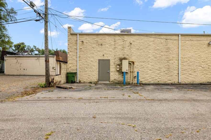 More Photos Of 10840-10850 W 9 Mile Rd, Oak Park Freestanding For Lease