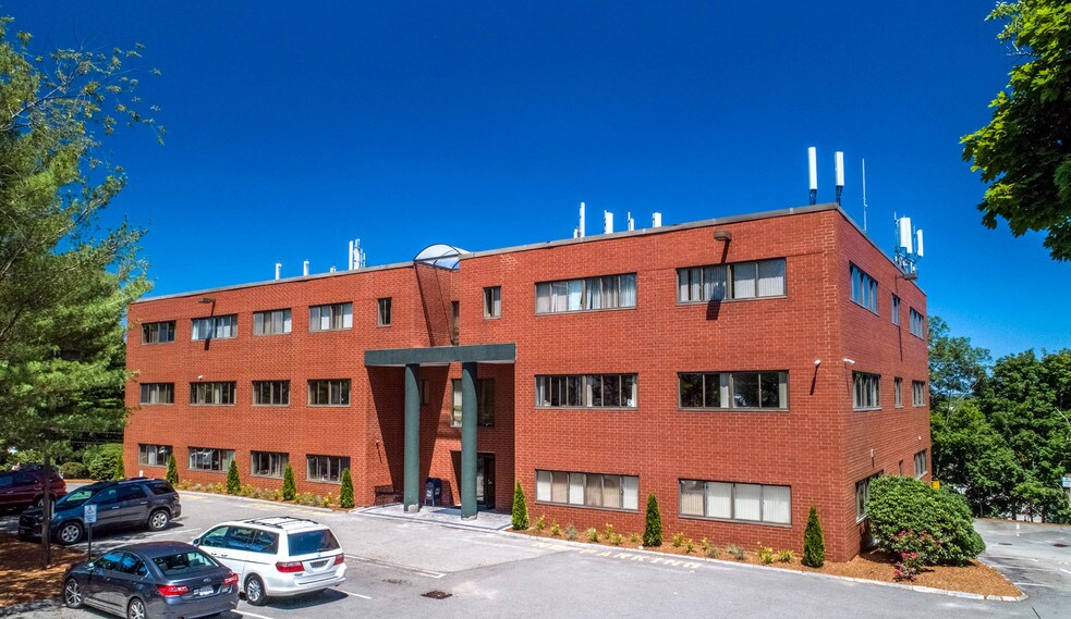 More Photos Of 39 Cross St, Peabody Medical For Lease