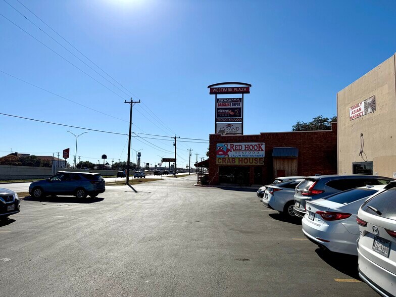More Photos Of 6750-6772 Ingram Rd, San Antonio Storefront Retail Office For Lease