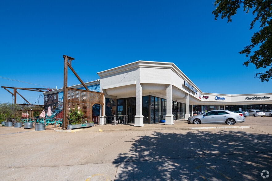 More Photos Of 1700-1760 Mall Cir, Fort Worth Freestanding For Lease
