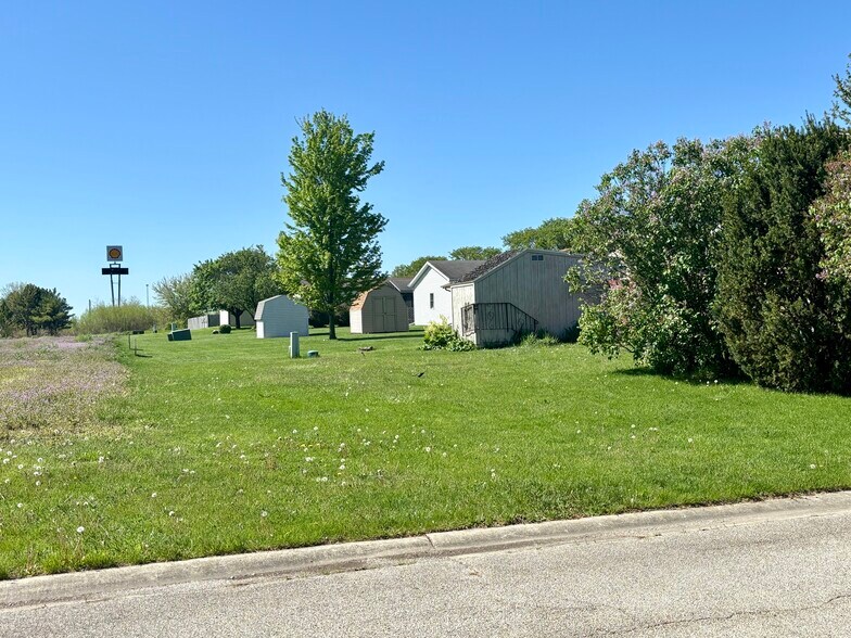 More Photos Of 104 Enterprise Dr, Chenoa Manufactured Housing Mobile Home Park For Sale